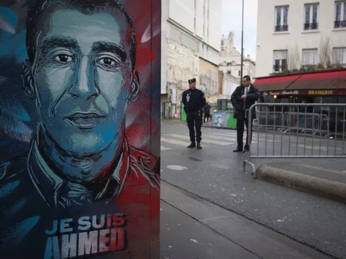 Portrait d’Ahmed Merabet dégradé : la préfecture de police de Paris...